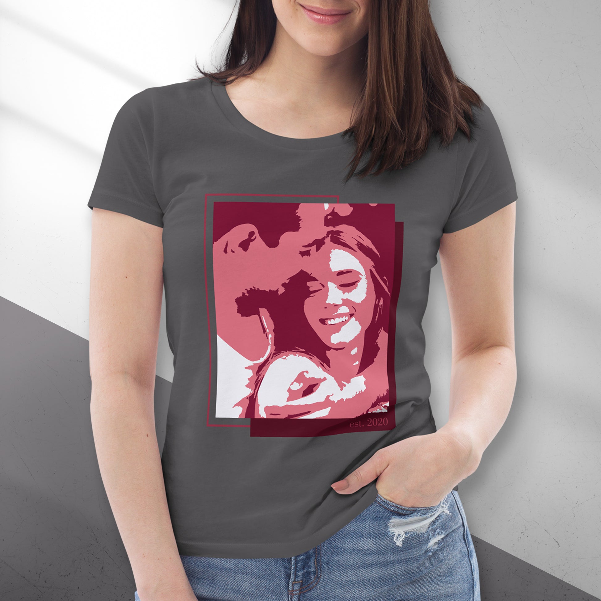 Personalized Women's T-Shirt in anthrecite - Large Portrait in Red | Seepu